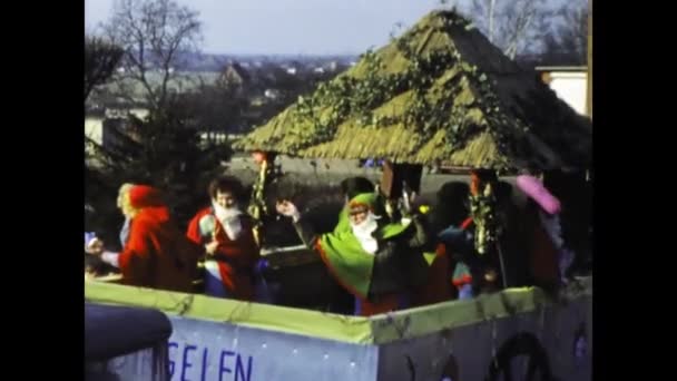 Berlin Germany March 1975 Historical Video Bustling Street Carnival Parade — ストック動画
