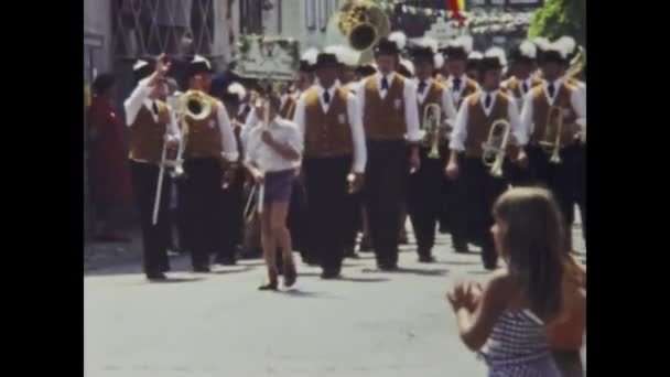德国柏林 1975年6月 一段历史性的视频 展示了1970年代在欧洲一个城镇举行的狂欢节游行 记录了该地区对传统和文化的热烈庆祝 — 图库视频影像