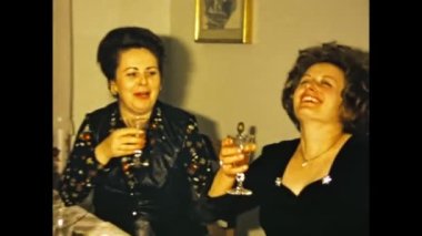 VILLANOVA DEL GHEBBO, İTALYA 15 Mart 1975: Evde aile anları, 4K Dijitalleştirilmiş görüntü