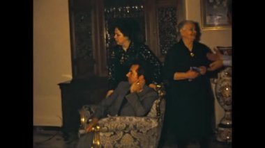 VILLANOVA DEL GHEBBO, İTALYA 15 Mart 1975: Evde aile anları, 4K Dijitalleştirilmiş görüntü