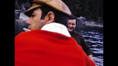 DOLOMITES, İtalya 1974: 1974 yılında Braies Gölü 'nde yaz tatilinin tadını çıkaran insanların manzaralı bir görüntüsü. Göz kamaştırıcı manzarayı seyredin ve güneşi emin..