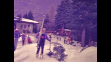 MADONNA DI CAMPIGLIO, ITALY 13 HAZİRAN 1974: 1974 'te tatilde olan insanlarla dolu Dolomites kayak merkezi, 4K Dijitalleştirilmiş görüntü