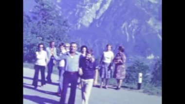 RIVA DEL GARDA, ITALY 4 HAZİRAN 1976: 1970 'lerde İtalya' nın Riva del Garda şehrinde doğa yürüyüşü yapan bir grup insan