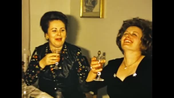 Villanova Del Ghebbo イタリア1975年3月15日 家庭内の家族の瞬間 4Kデジタル映像 — ストック動画