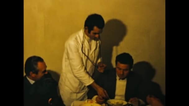 Rovigo Italy July 1974 Heartwarming Footage Friends Gathering Dinner Party — ストック動画