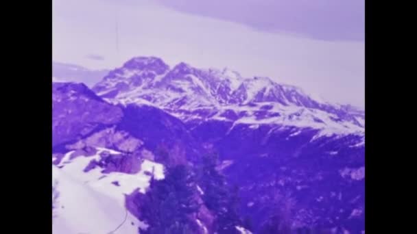 Madonna Campiglio Italia Enero 1974 Dolomitas Estación Esquí Con Gente — Vídeo de stock