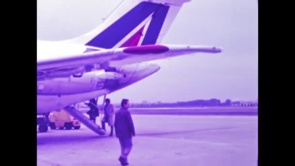意大利 1975年5月5日 人们在米兰机场下飞机 有4K个数字化的镜头 — 图库视频影像