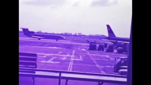 ミラノ1976 70年代半ばのミラノ空港の待合室 4Kデジタル化された映像 — ストック動画