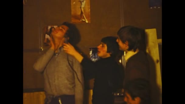 Rovigo Italie Juin 1976 Regard Éclairé Sur Groupe Jeunes Hommes — Video