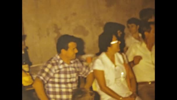 Fratta Polesine イタリア1975 70年代の典型的な貧しいオステリアや居酒屋の友人や親戚との夕食 4Kでデジタル化された映像 — ストック動画