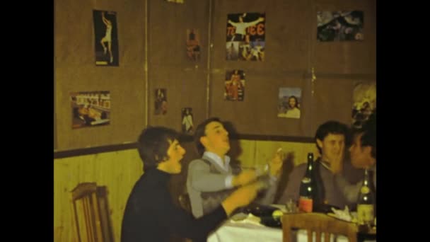1976年6月5日 意大利罗瓦迪纳 20世纪70年代中期 一群年轻人沉溺于自制的美酒晚餐中 一种轻松的目光 看着他们挣脱束缚 享受彼此的陪伴 — 图库视频影像