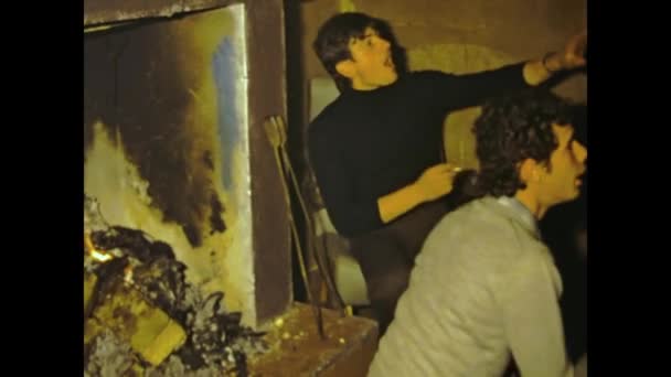 Rovigo Italy นายน 1976 มองไปท มชายหน เพล ดเพล นไปก บอาหารค — วีดีโอสต็อก