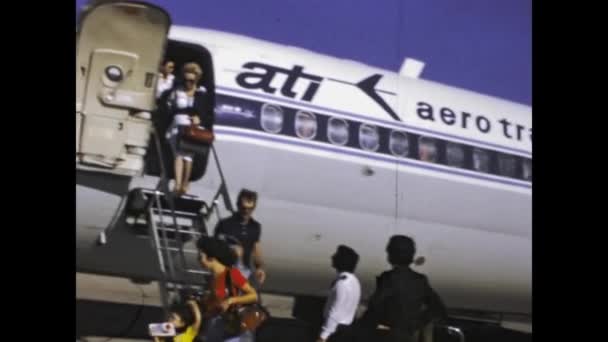 Alghero Italie Juin 1974 Une Séquence Nostalgique Personnes Arrivant Aéroport — Video