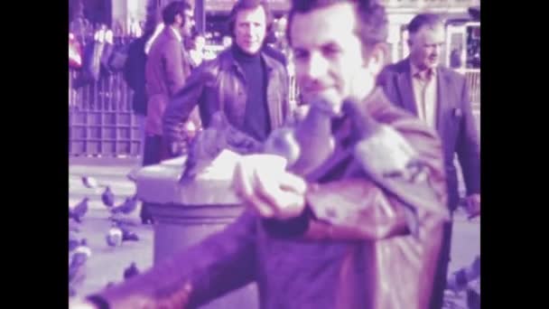 1975年6月9日ロンドン 1970年代のロンドンの象徴的なハトと交流する観光客を懐かしむ表情 この歴史的な映像は 街の賑やかな雰囲気と魅力をキャプチャします — ストック動画