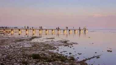 Büyüleyici doğal manzaralarla çevrili Sirmione Gölü 'nün nefes kesici panoramik manzarası..