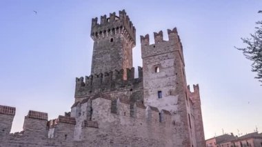 Sirmione, İtalya 'daki kalenin büyüleyici manzarası, Garda Gölü' nün güzel mavi sularıyla çevrili. Kalenin kadim duvarları ve kuleleri mavi gökyüzüne karşı etkileyici bir tezat oluşturuyor.