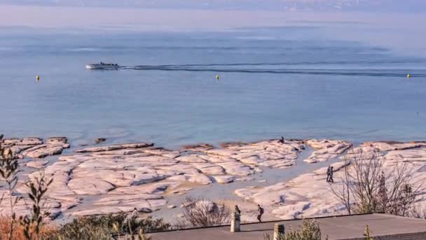 Dech Beroucí Letecké Záběry Přírodní Pláže Sirmione Skalnatými Břehy Výhledem — Stock video