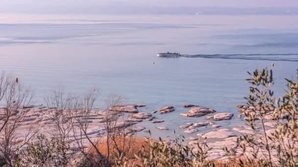 Una Impresionante Toma Aérea Una Playa Natural Sirmione Con Costas — Vídeo de stock