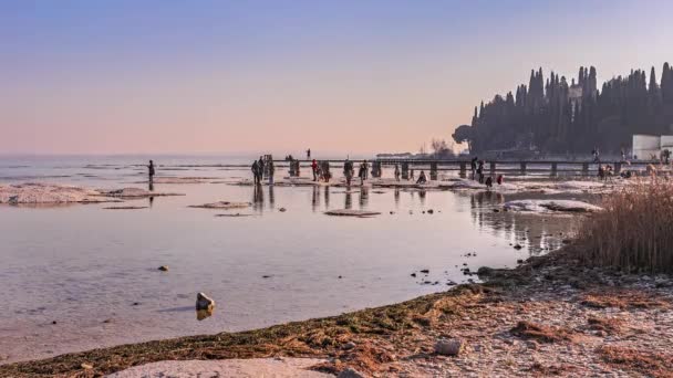 Nádherná Krajina Fotografie Skalnaté Pláže Sirmione Průzračnými Vodami Jezera Garda — Stock video
