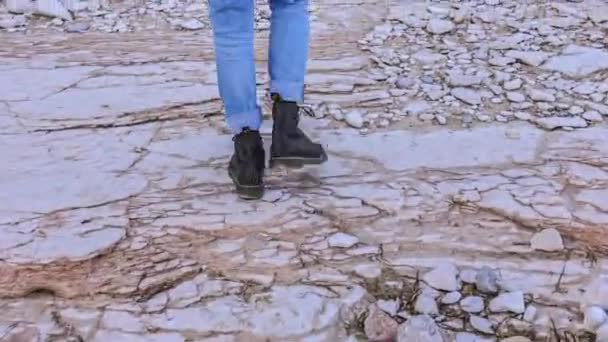 Närbild Skott Skor Promenader Naturlig Stenig Terräng Med Detaljer Textur — Stockvideo