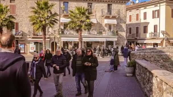 2023年2月16日 意大利锡尔敏 意大利加尔达湖上著名的旅游胜地锡尔敏的历史中心 挤满了探索狭窄街道和古老建筑的游客 — 图库视频影像