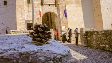 Sirmione, İtalya 16 Şubat 2023: Sirmione, İtalya 'daki kalenin büyüleyici manzarası, Garda Gölü' nün güzel mavi sularıyla çevrili. Kalenin kadim duvarları ve kuleleri mavi gökyüzüne karşı etkileyici bir tezat oluşturuyor.