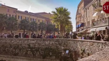 Sirmione, İtalya 16 Şubat 2023: İtalya 'nın Garda Gölü üzerinde popüler bir turizm merkezi olan Sirmione' nin tarihi merkezi, dar sokaklarını ve antik binalarını keşfeden ziyaretçilerle dolup taşıyor..