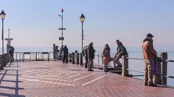 Sirmione Italy February 2023 Photo Capturing Charm Sirmione Pier Tourists — Vídeo de Stock