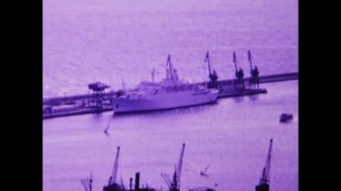 Alicante, İspanya Haziran 1975: Alicante Limanı 'nın zengin tarihini ve evrimini bu büyüleyici klasik görüntüde eşsiz bir hava perspektifinden keşfedin. Eğitim ve belgesel için mükemmel..