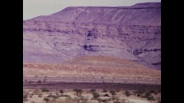 Dakar, Senegal Haziran 1975: Tarif: Afrika çölünün nefes kesici güzelliğini bu görüntülerdeki turistlerin gözlerinden deneyimleyin. Sonsuz kum tepelerine, antik kaya oluşumlarına tanık olun.