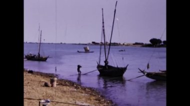 Dakar, Senegal Haziran 1975: Afrika nehir teknesinin bu klasik görüntüsüyle zamanda geri git. Nehrin görüntüsünü ve sesini ve çevresini tecrübe edin. Tarihi ve seyahatle ilgili projeler için mükemmel