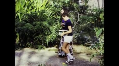 Dakar, Senegal Haziran 1975: Parkta elinde kitaplarla dolaşan genç öğrencilerin klasik görüntüleri. Eğitim ve akademik projeler için mükemmel