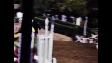 Tenerife, İspanya Haziran 1975: Bu büyüleyici görüntüde yetenekli bir süvarinin zarif hareketlerinden mest olun. 70 'lerin en iyi binicilik sanatına tanık olun.