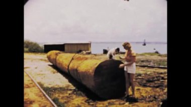 Kinşasa, Kongo Haziran 1975: Kongo yağmur ormanlarında ağır kereste kütüklerini taşıma ve taşıma sürecine tanık olun.
