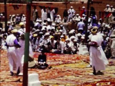 Ouarzazate, Fransa 1974: Fransa 'nın Ouarzazate şehrindeki Fete des Roses' in güzelliğini ve neşesini tecrübe edin. Bu festival, güllerin ve geçit törenlerinin, müziğin ve geleneksel dansların açılışını kutluyor.