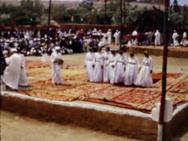 Ouarzazate, Fransa 1974: Fransa 'nın Ouarzazate şehrindeki Fete des Roses' in güzelliğini ve neşesini tecrübe edin. Bu festival, güllerin ve geçit törenlerinin, müziğin ve geleneksel dansların açılışını kutluyor.