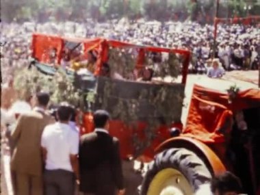 Ouarzazate, Fransa 1974: Fransa 'nın Ouarzazate şehrindeki Fete des Roses' in güzelliğini ve neşesini tecrübe edin. Bu festival, güllerin ve geçit törenlerinin, müziğin ve geleneksel dansların açılışını kutluyor.