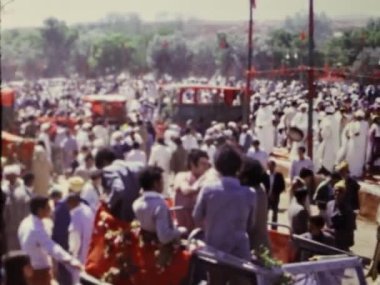 Ouarzazate, Fransa 1974: Fransa 'nın Ouarzazate şehrindeki Fete des Roses' in güzelliğini ve neşesini tecrübe edin. Bu festival, güllerin ve geçit törenlerinin, müziğin ve geleneksel dansların açılışını kutluyor.