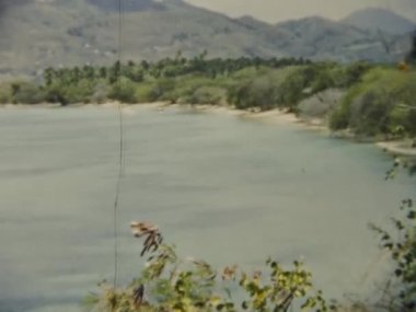 Saint Anne, Guadeloupe Haziran 1975: Kendinizi Guadeloupe 'un Saint Anne Sahili' nin nefes kesici doğal güzelliğine daldırın..
