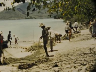 Sainte Anne, Guadeloupe Haziran 1975: Guadeloupe 'un Saint Anne Sahili' nin geleneksel balıkçılık tekniklerini bu tarihi görüntülerde keşfedin..