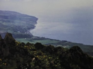Pelee Dağı, Martinique Haziran 1975: Martinique 'deki görkemli Pelee Dağı' na tırmanan turistlerin tarihi görüntülerine tanıklık ederken unutulmaz bir maceraya hazır olun..