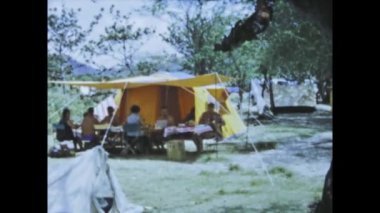 Saint Anne, Guadeloupe Haziran 1975: Bir kamp gezisi sırasında sevdiklerimizle lezzetli bir öğle yemeğinin tadını çıkarmak, doğada unutulmaz anılar yaratmak