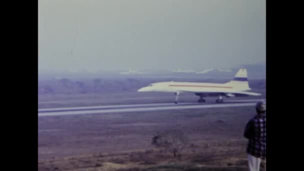 セネガルのダカール1975年6月 コンコルドが滑走路から離陸するのを見てください この伝説の航空機の力と優雅さを見てください — ストック動画