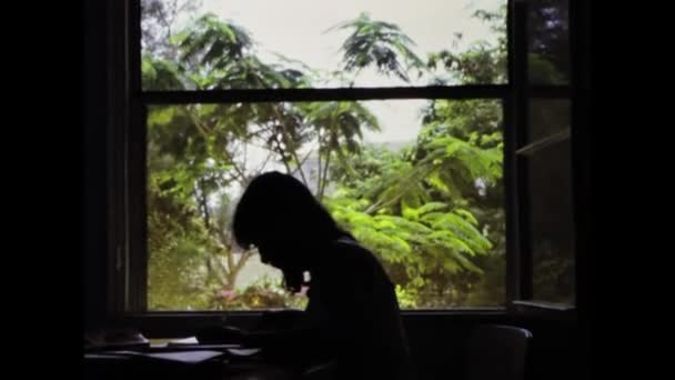 Dakar Senegal Juni 1975 Ung Kvinna Studerar Med Böcker Bordet — Stockvideo