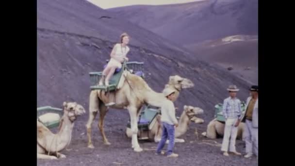 Teneryfa Hiszpania Czerwiec 1975 Majestatyczny Wielbłąd Przenosi Turystę Przez Rozległy — Wideo stockowe