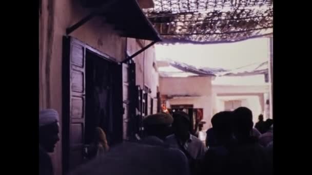 摩洛哥丹吉尔 1975年6月 沉浸在丹吉尔生机勃勃的市场中 这个历史片段抓住了这个城市文化多样性和丰富历史的精髓 — 图库视频影像