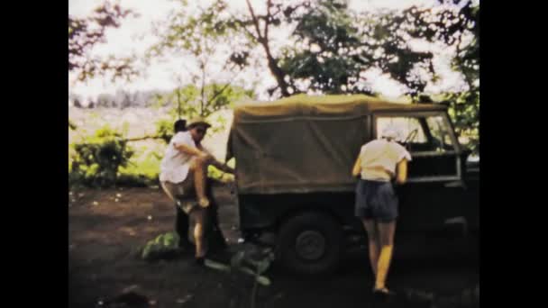 コンゴキンシャサ1975年6月アーカイブ映像を通してアフリカのサファリにおけるヨーロッパ人入植者の論争の過去を探る — ストック動画