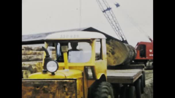 Kinshasa Congo Junio 1975 Presencie Intrincado Proceso Mover Transportar Troncos — Vídeo de stock