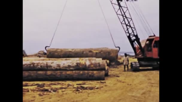 Kinshasa Congo June 1975 Спостерігайте Складний Процес Завантаження Важких Лісопилок — стокове відео