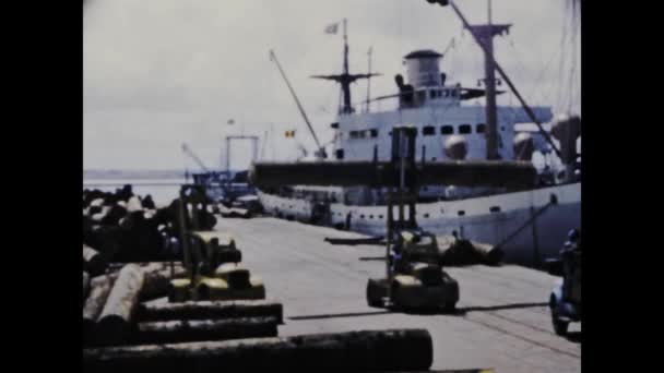 Kinshasa Congo Junho 1975 Assista Intrincado Processo Carregamento Toras Madeira — Vídeo de Stock
